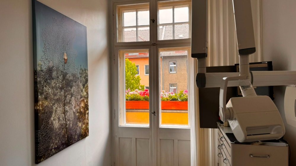 Heller Behandlungsraum mit Fenster und digitalem Röntgen